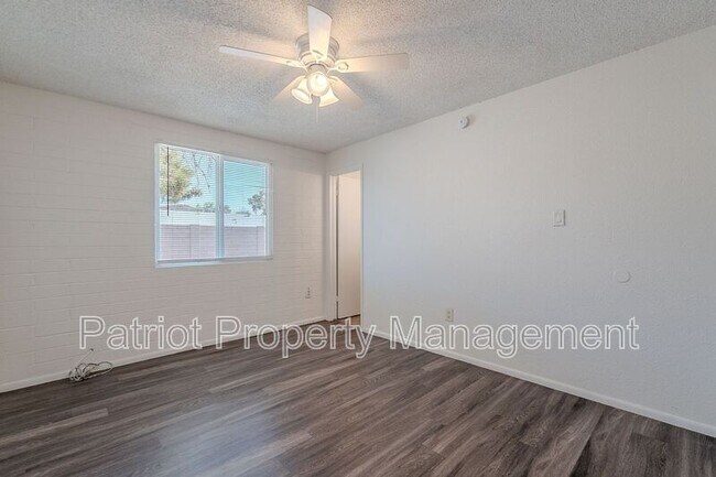 Building Photo - 1609 W Voltaire Ave