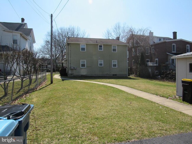 Building Photo - 357 1/2 W Broad St
