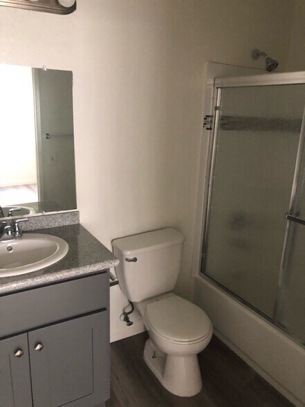 Building Photo - 4619 Rosewood Ave