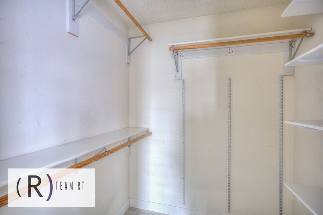 Building Photo - Gorgeous townhouse in a quiet 6-unit gated complex