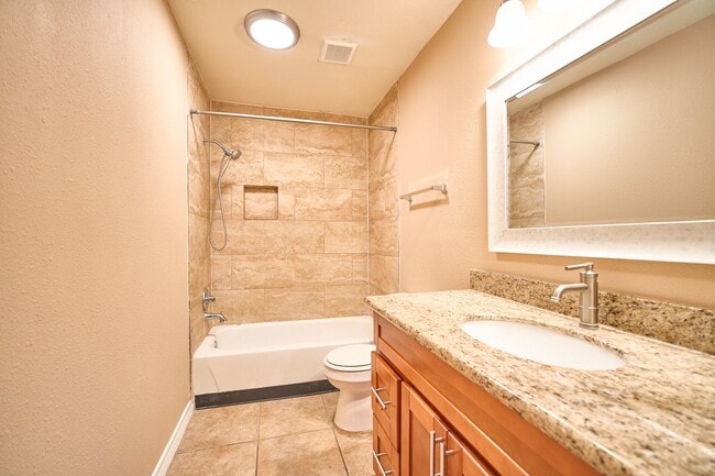 Building Photo - 10126 Northview Dr