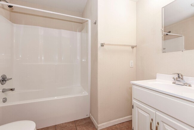 Building Photo - Spacious Duplex with Fenced Yard