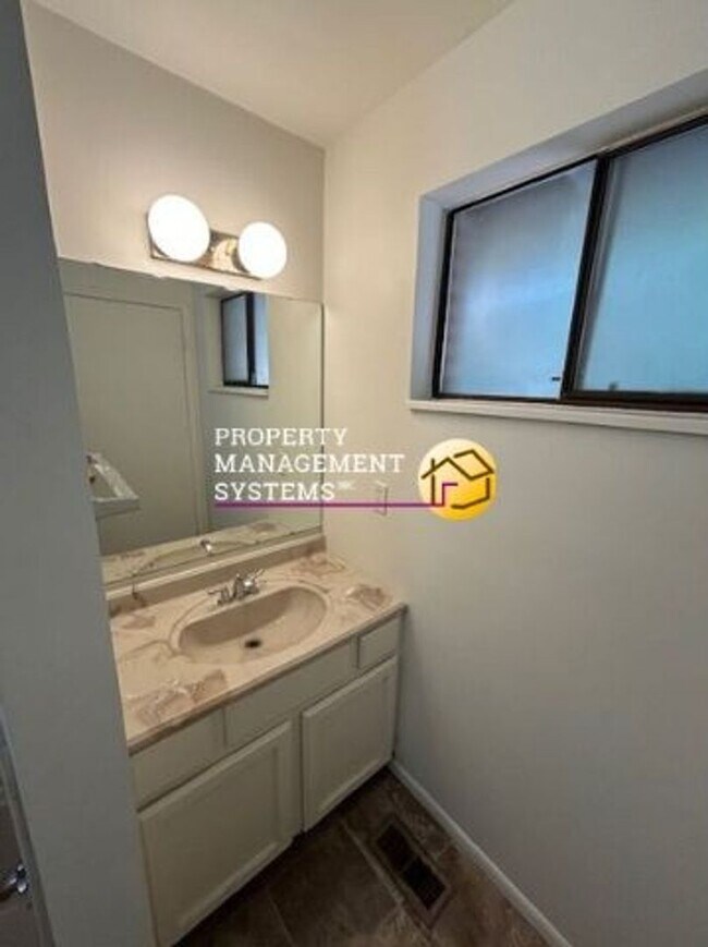 Building Photo - 3 Bedroom Twin Home in Sandy