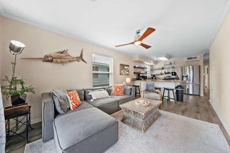 Primary Photo - 1476 W Lagoon Ave