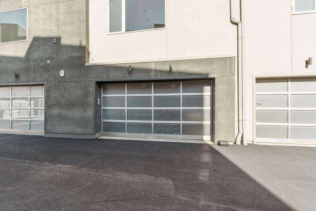 Building Photo - 801 N 6th St