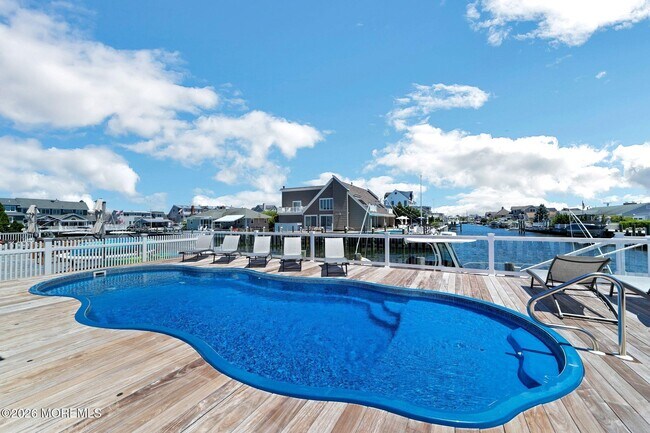 Building Photo - 347 Bay Ln