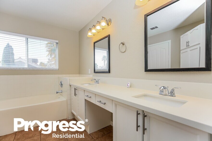 Building Photo - 9123 Sangria Ln