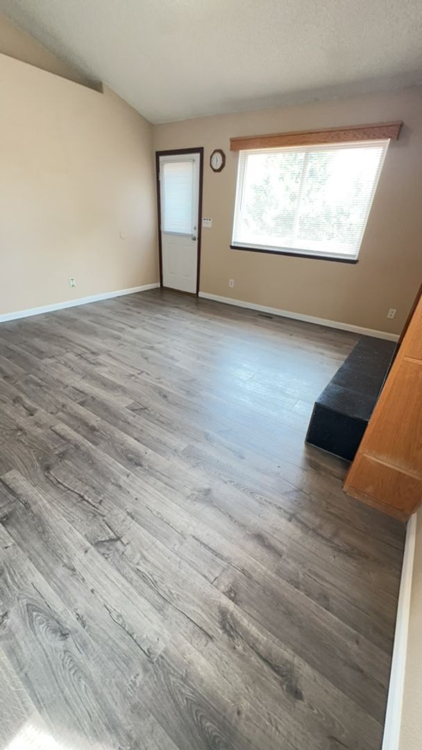 Building Photo - Spacious Antelope Meadows 5BD Home in Nort...