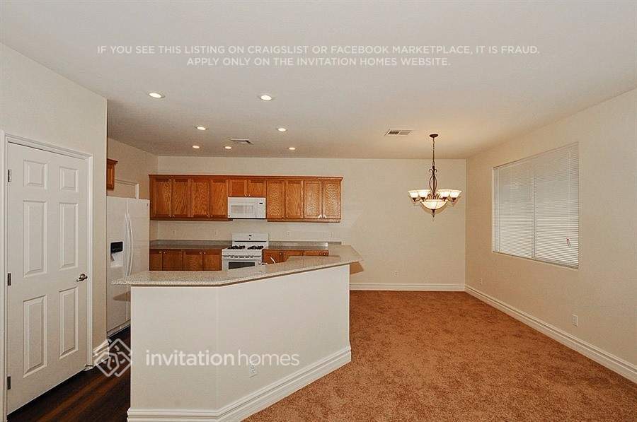 Building Photo - 6685 Aviston St