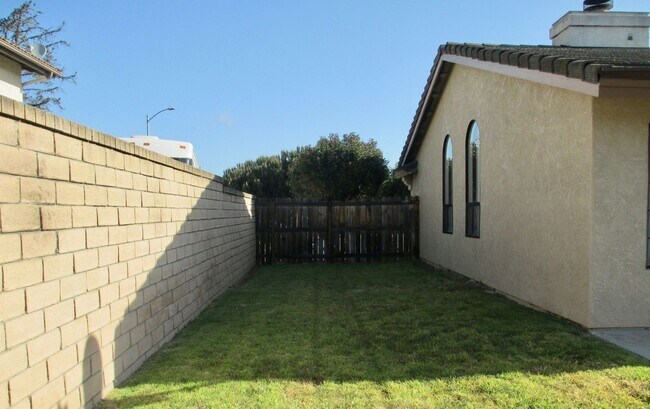 Building Photo - Single Story Three Bedroom Home