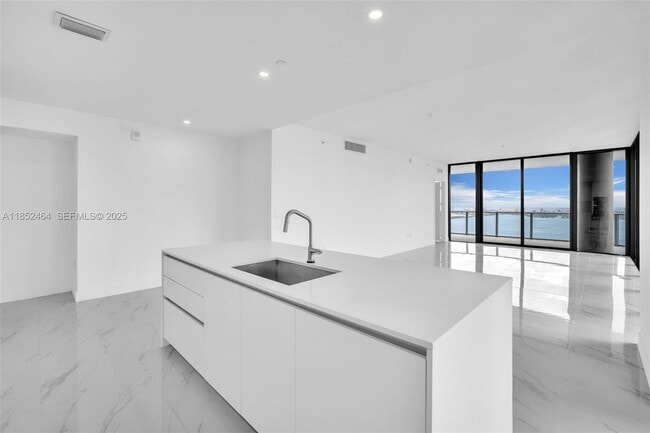 Building Photo - 700 NE 24th St