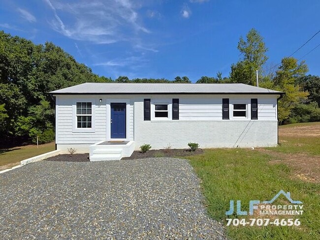 Primary Photo - Fully Renovated 3 Bed/1 Bath Cottage in Wo...