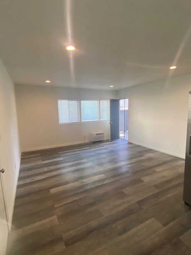 Building Photo - 11104 Aqua Vista St