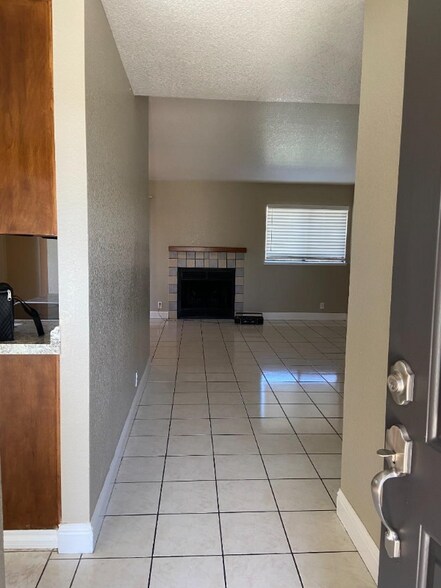 Building Photo - 700 Lacross Ct