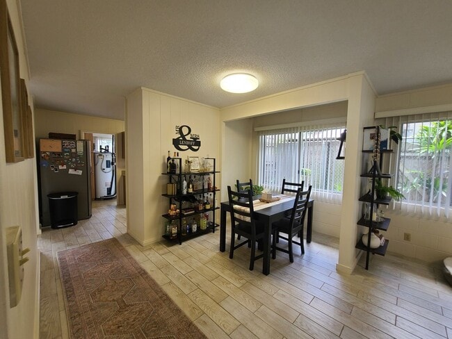 Building Photo - Walk to Downtown!  Split AC, private back ...