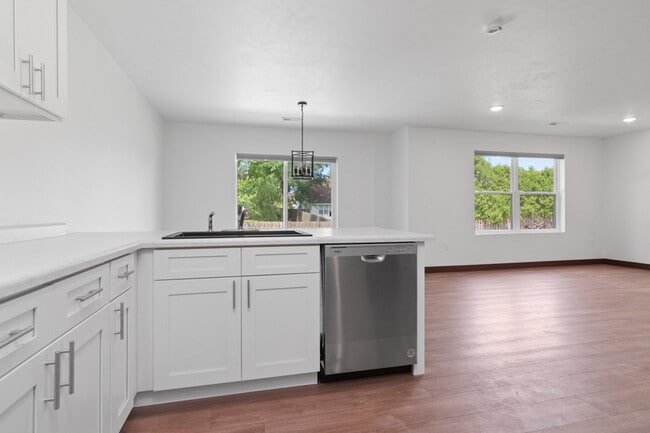 Building Photo - 735 Hoffman Rd