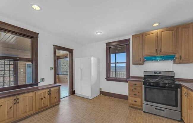 Building Photo - 3 Bedroom 1 Bath Apartment In Jerome contact Property Pros Property Management