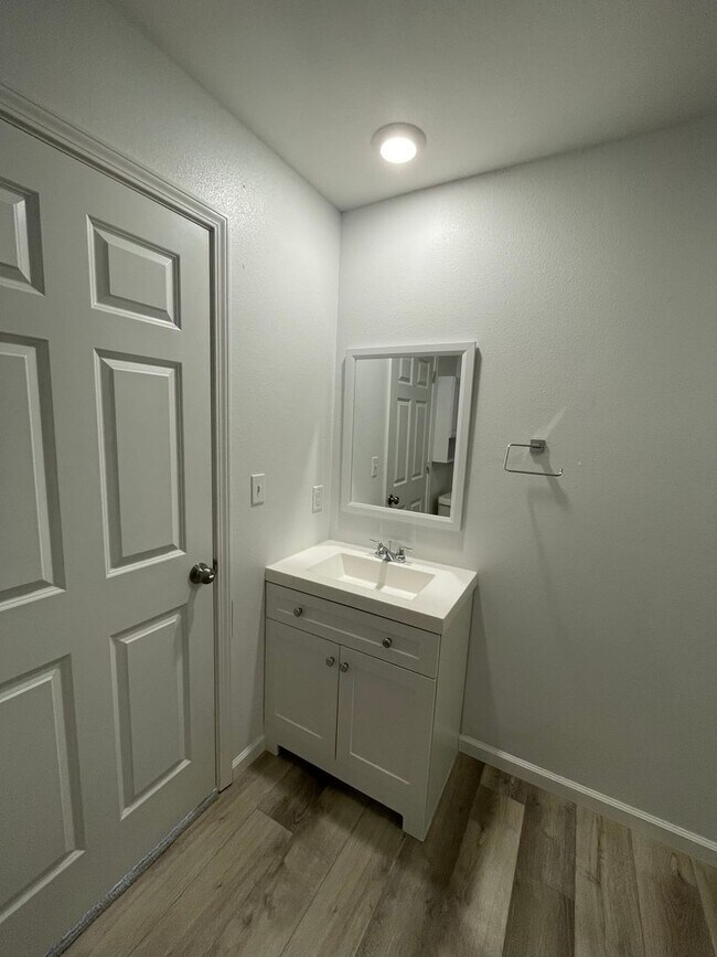 Building Photo - Super Cute Studio