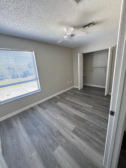 Building Photo - 7023 Oakwood Dr