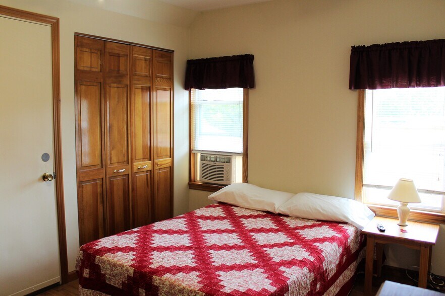 Bedroom 3 with queen bed - 78 Elm St