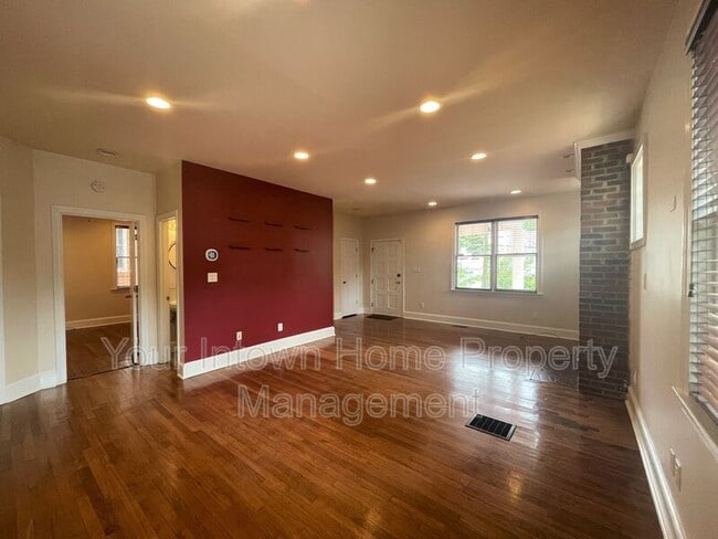 Building Photo - 639 Somerset Terrace NE