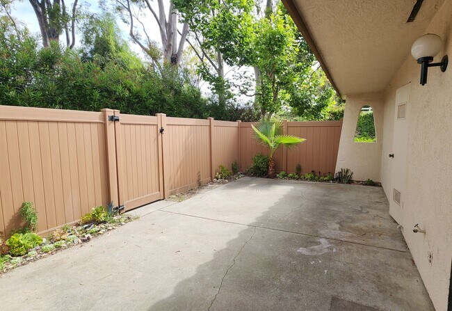 Building Photo - Your perfect Ventura retreat—spacious 3 be...