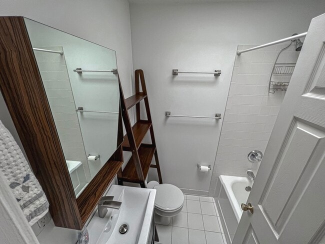 Building Photo - Beautiful 2 Bedroom 1 Bath Townhouse in Fa...