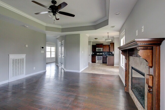Building Photo - --AVAILABLE NOW! MOVE-IN READY!!!