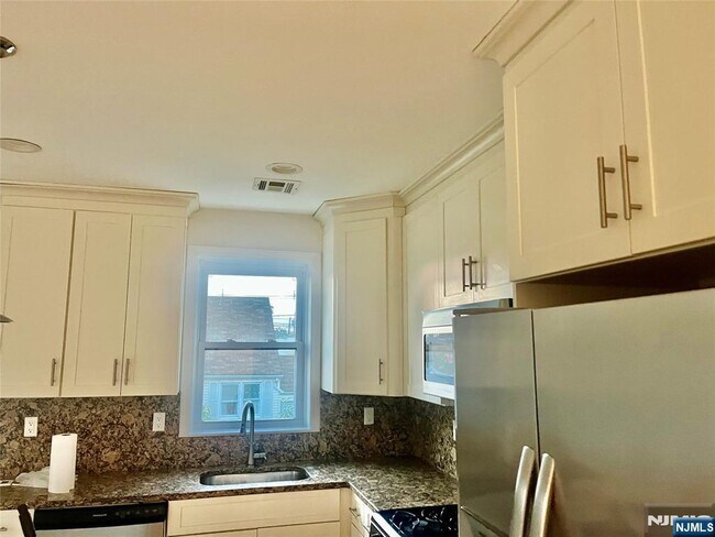 Building Photo - 10-12-12 Morton Pl