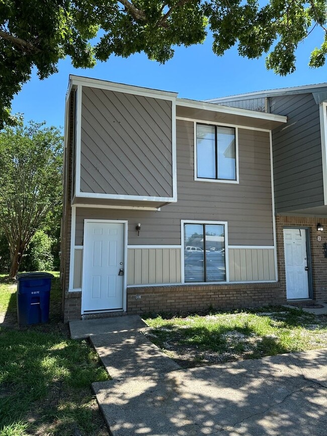Building Photo - 2 bed 2 bath townhome, perfect location!