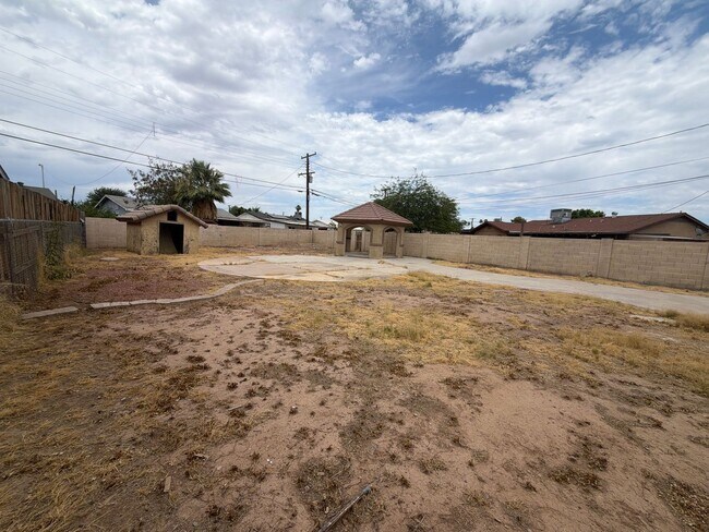 Building Photo - 5810 W Earll Dr
