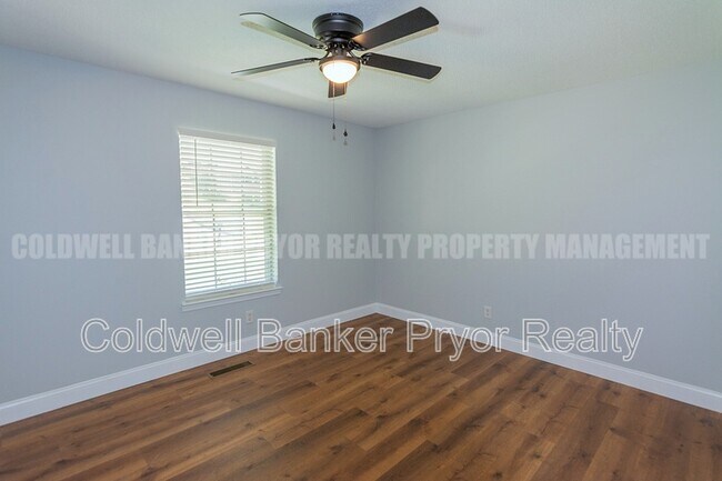 Building Photo - 313 Maple Way