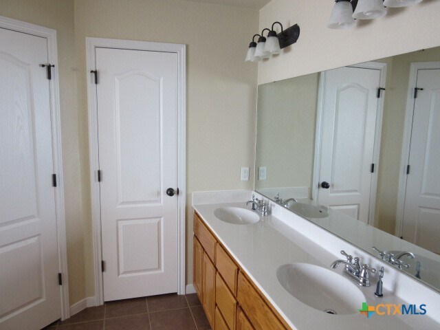 Building Photo - 406 Hedy Dr