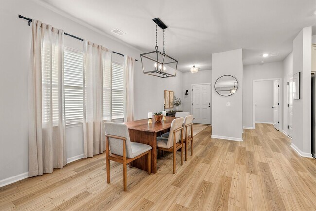 Building Photo - Modern Moncks Corner Home!