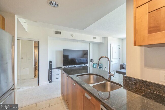 Primary Photo - 2451 Midtown Ave