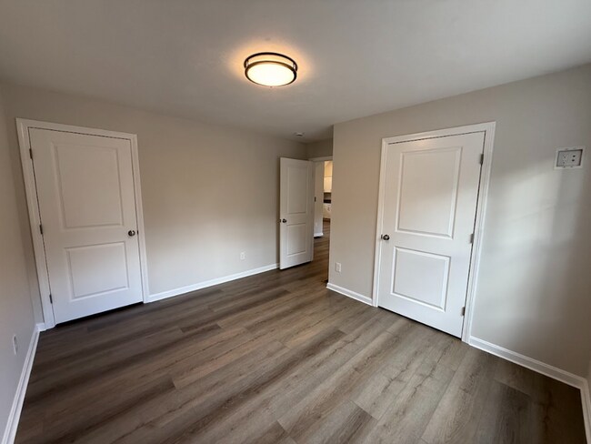 Building Photo - 265 Dunstable Rd