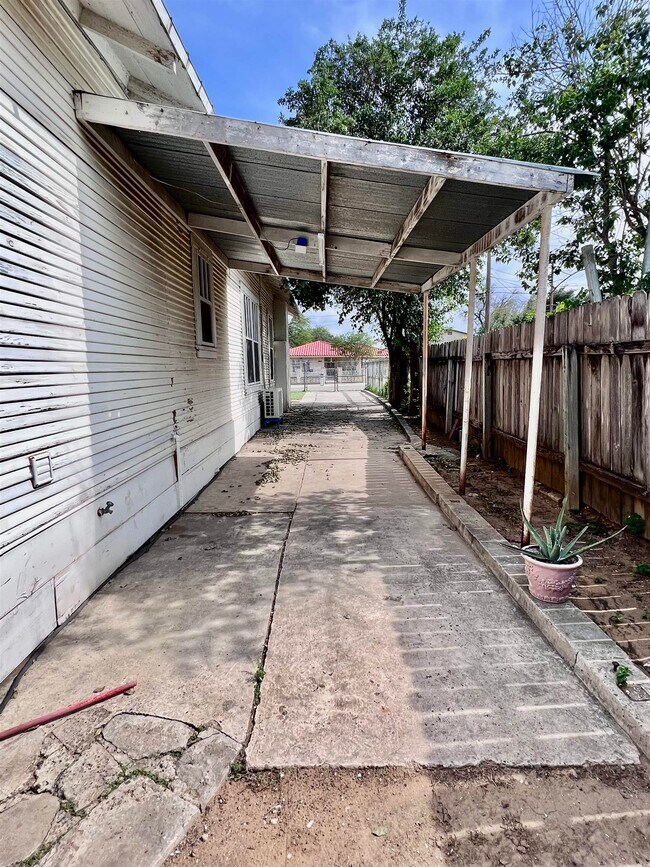 Building Photo - 2016 Rosario St