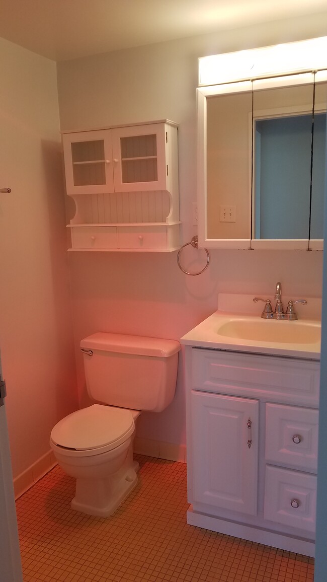 Comfortable bathroom - 2755 Ordway St NW