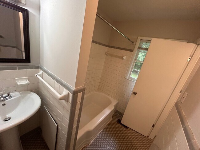 Building Photo - Brick home with 3BR, 1.5BA, garage, fenced in back yard.