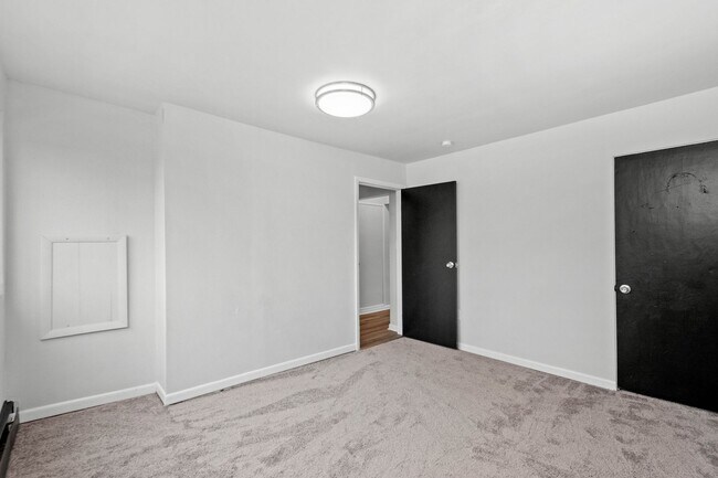 Building Photo - BLACK FRIDAY DEAL! SCORE 50% OFF 1ST MONTH'S RENT IF SIGNED BY NOV. 28! Newly renovated 2 bedroom...