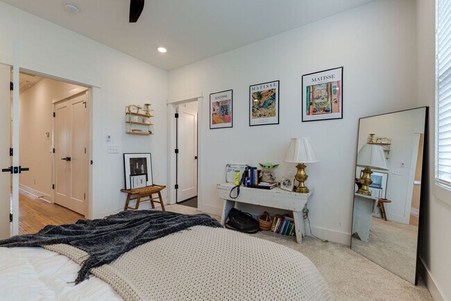 Building Photo - Great modern HPR with garage and view of t...