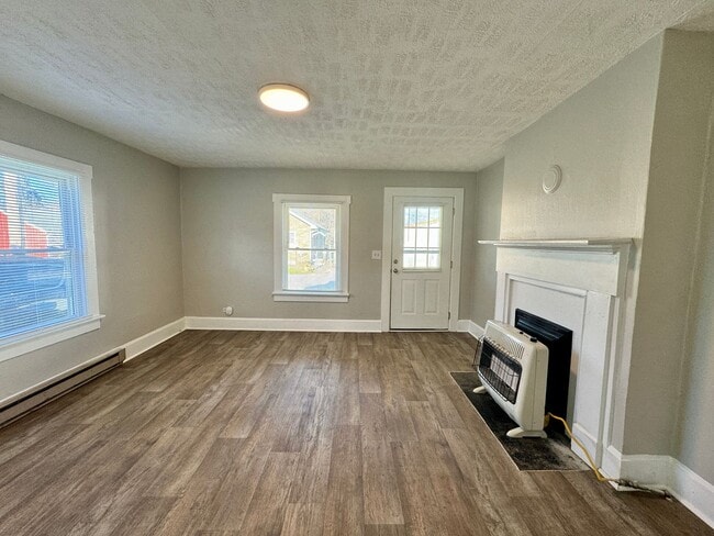 Building Photo - 1 Bedroom Duplex!