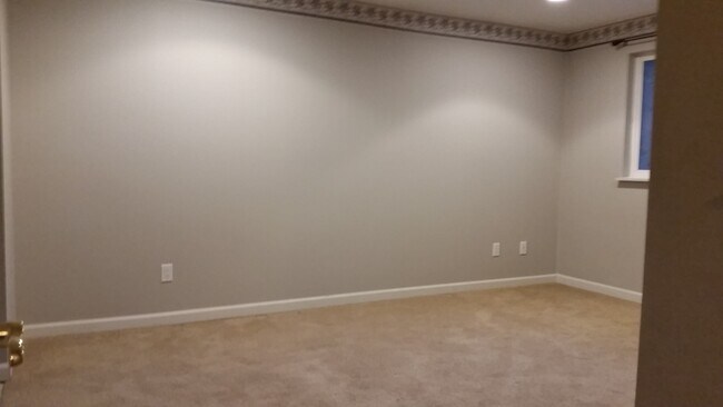 Building Photo - Cozy 4 beds with huge bonus room in Bellevue with private access to Phantom Lake