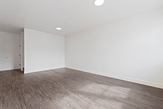 Building Photo - "Discover Comfort & Style: Spacious 3-Bed,...