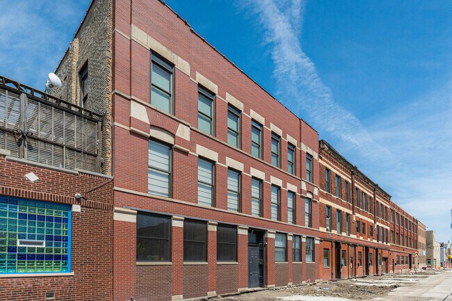 Primary Photo - 2120 W Grand Ave