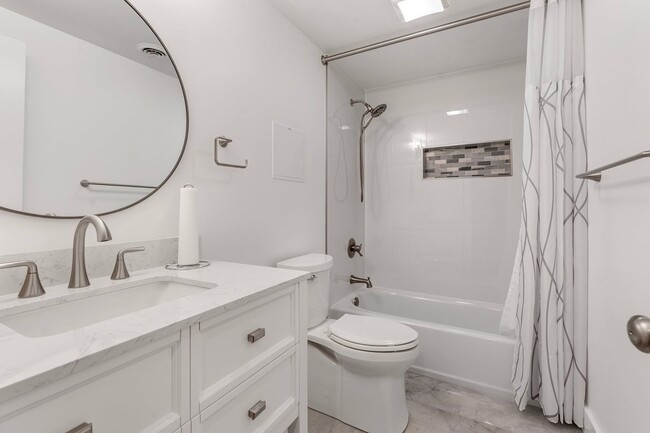 Building Photo - Beautiful 3-Bed, 3-Bath Home in Excellent ...