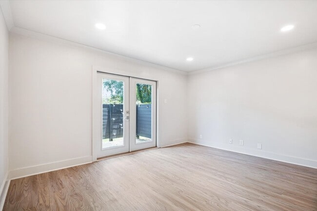 Building Photo - SPRING HILL OAKS CONDOMINIUMS