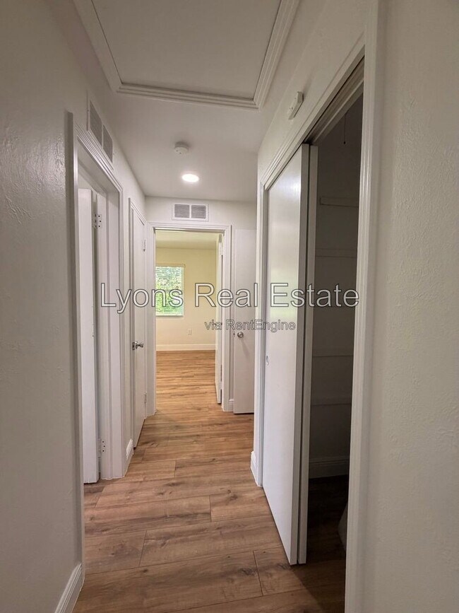 Building Photo - 10621 McGregor Blvd