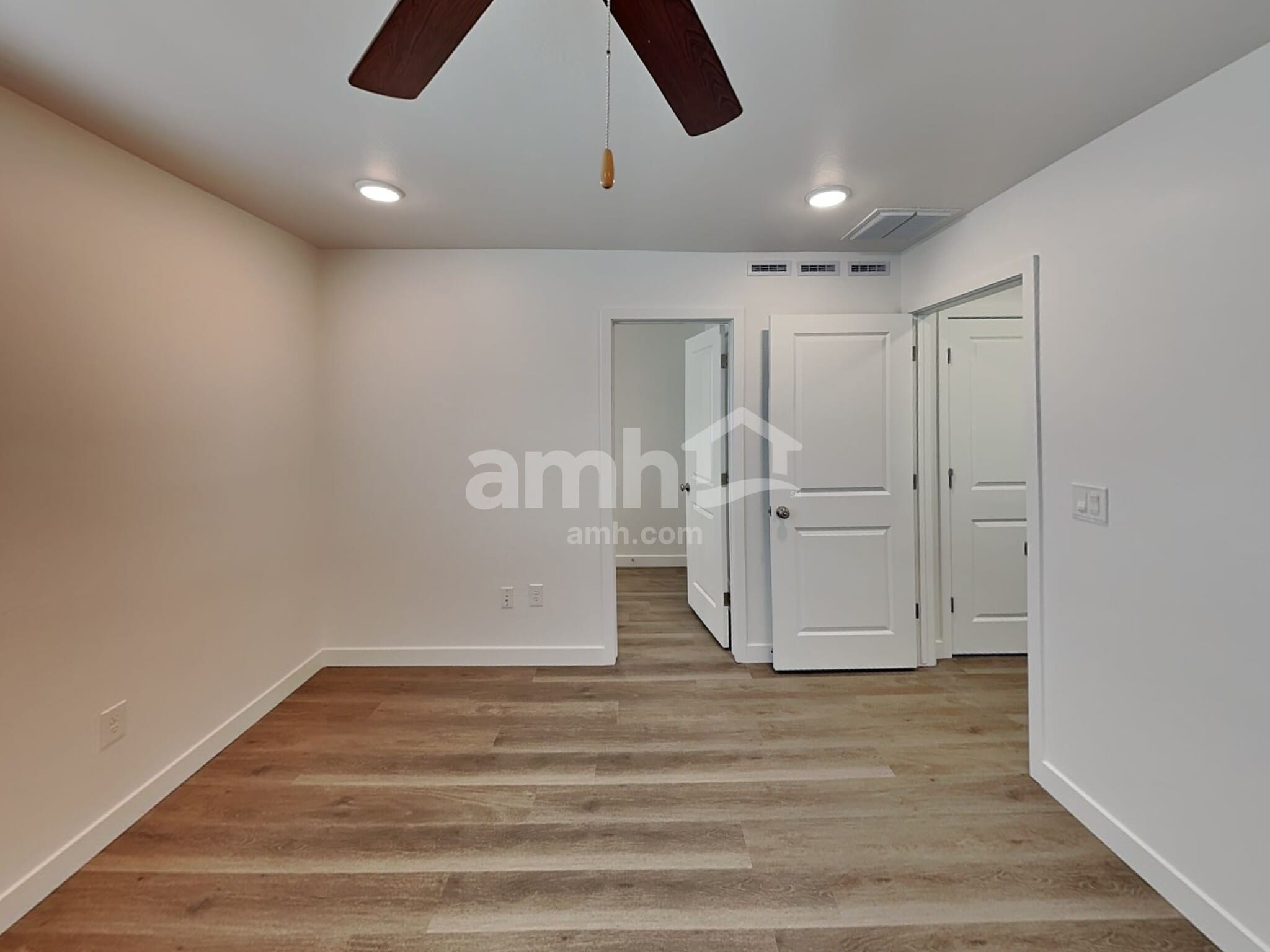 Building Photo - 9830 W Parkway Dr