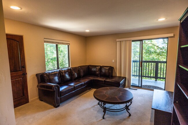 Building Photo - Beautiful Home in the Oakland Hills with v...